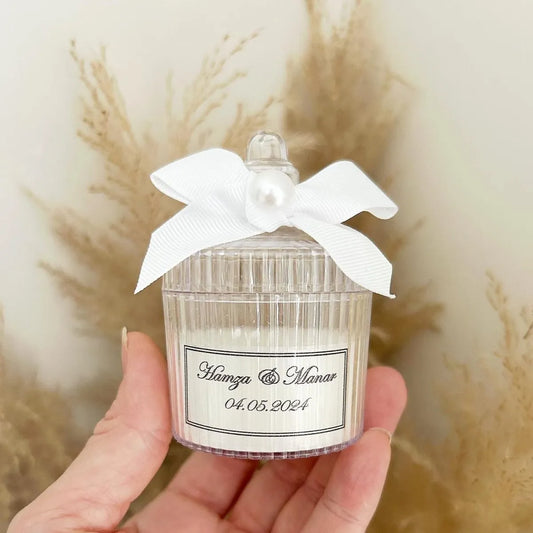 Bougie Cottage personnalisée avec nœud en satin et perle, cadeau invité mariage