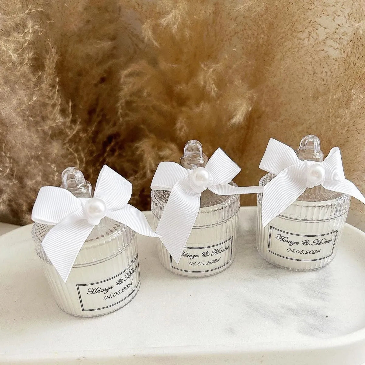 Bougie Cottage personnalisée avec nœud en satin et perle, cadeau invité mariage