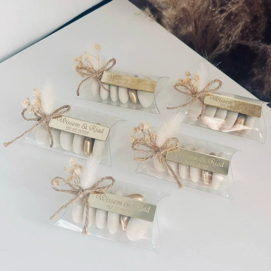 Boîte Dragée Duchesse personnalisée avec gravure sur plexiglas doré, fleurs séchées et dragées au chocolat, cadeau invité mariage