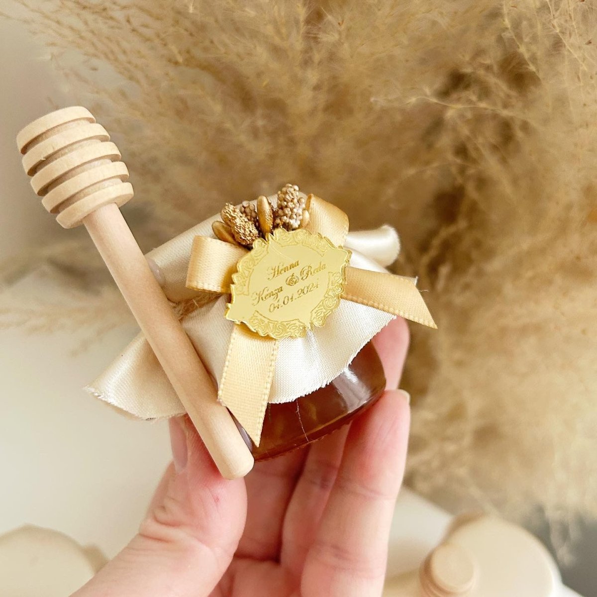 Pot de Miel Orient avec fleurs dorées artificielles et gravure arabesque en plexiglas dorée