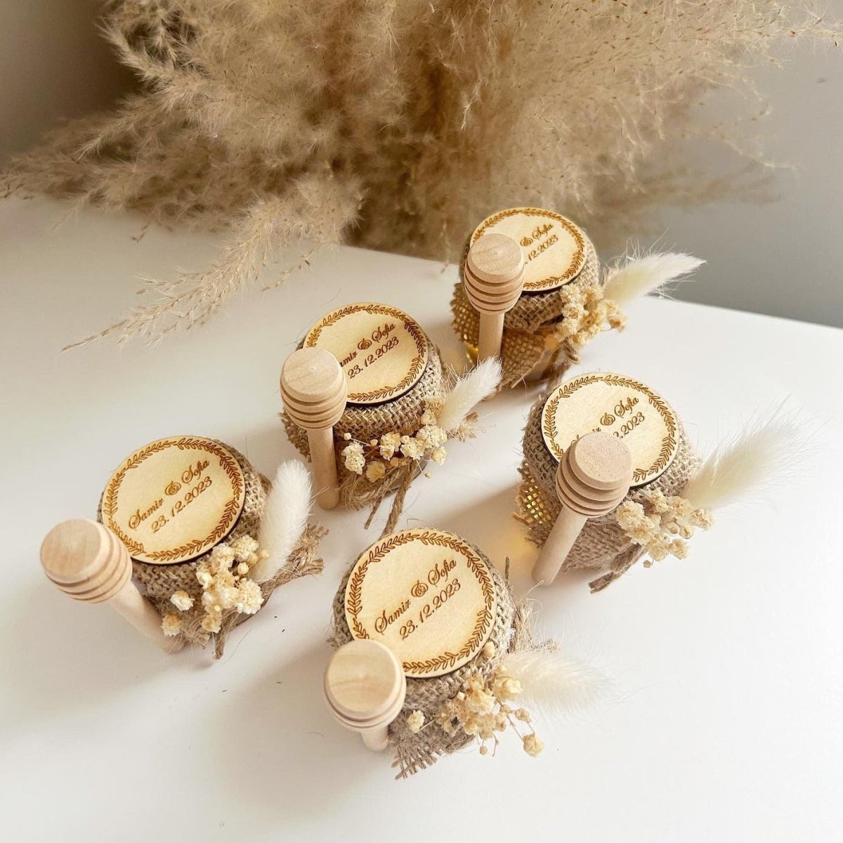 Pot de Miel Pampa avec fleurs séchées, nœud en jute et gravure bois ronde