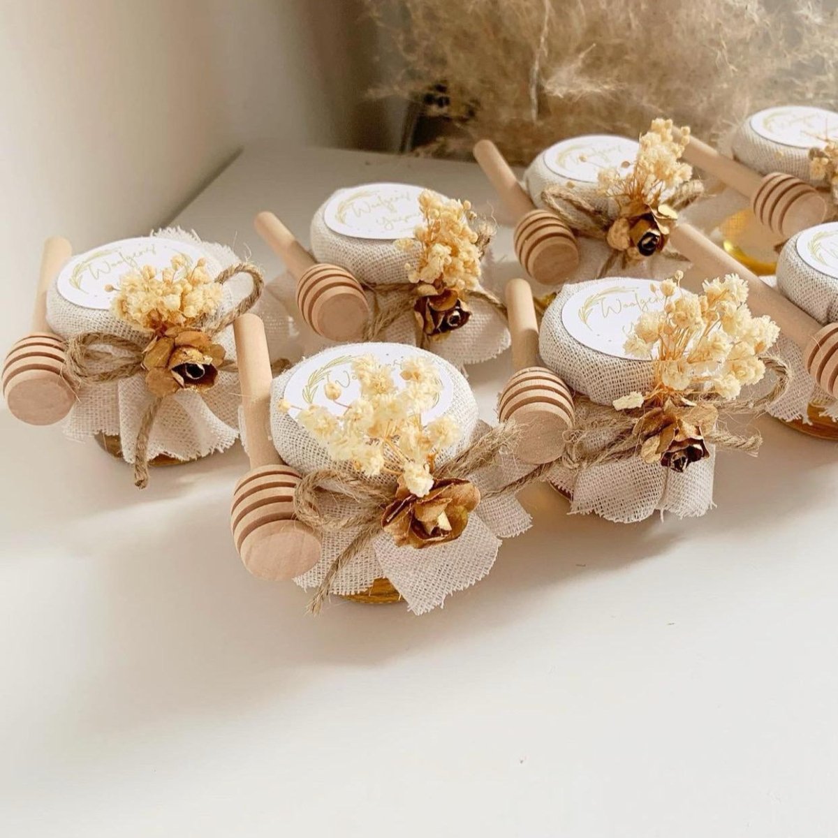 Pot de Miel Panama avec fleurs séchées, nœud en jute, et rose en papier de soie dorée