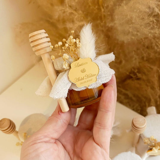 Pot de miel personnalisé pour mariage avec cache-pot en jute blanc et mini cuillère en bois