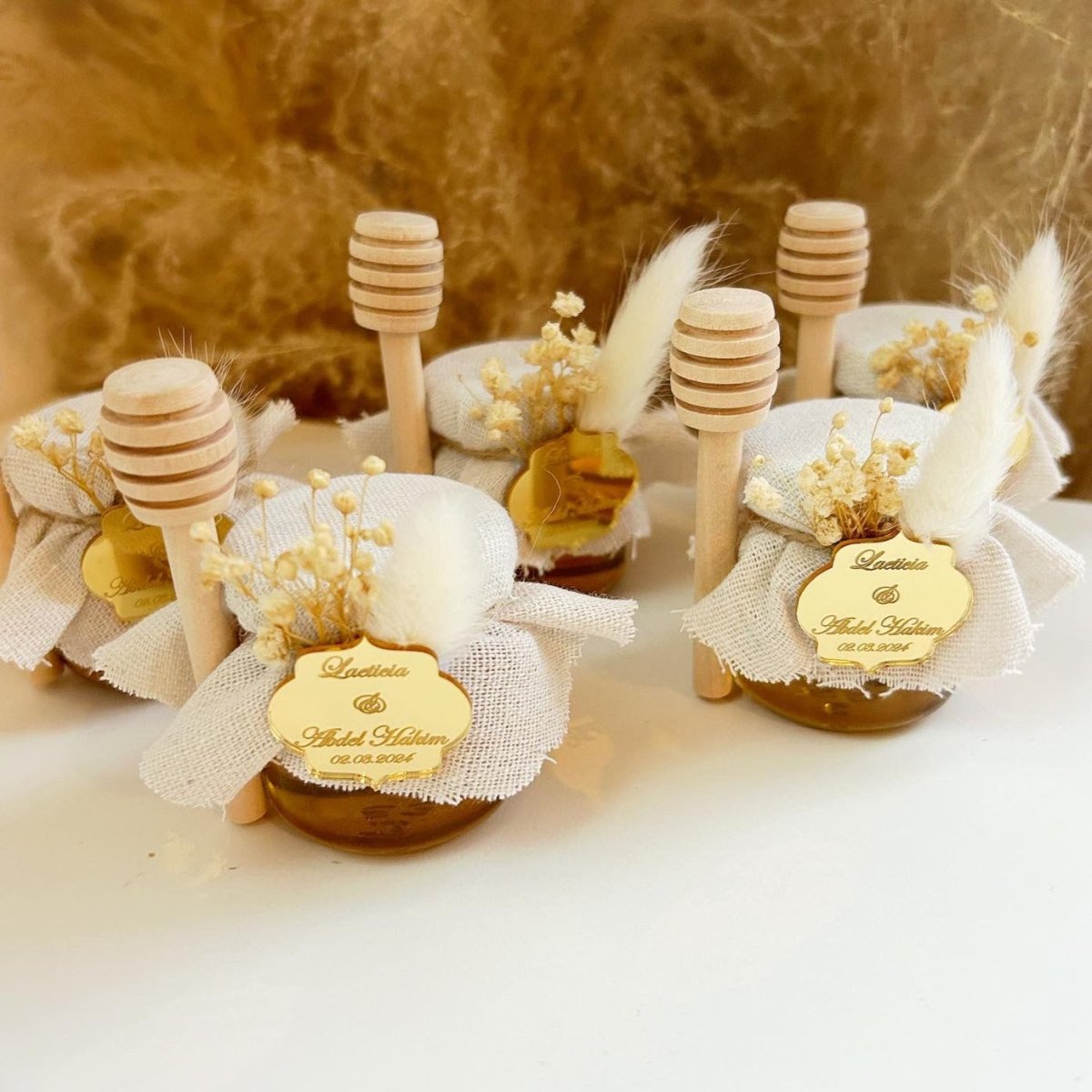 Pot de miel personnalisé pour mariage avec cache-pot en jute blanc et mini cuillère en bois