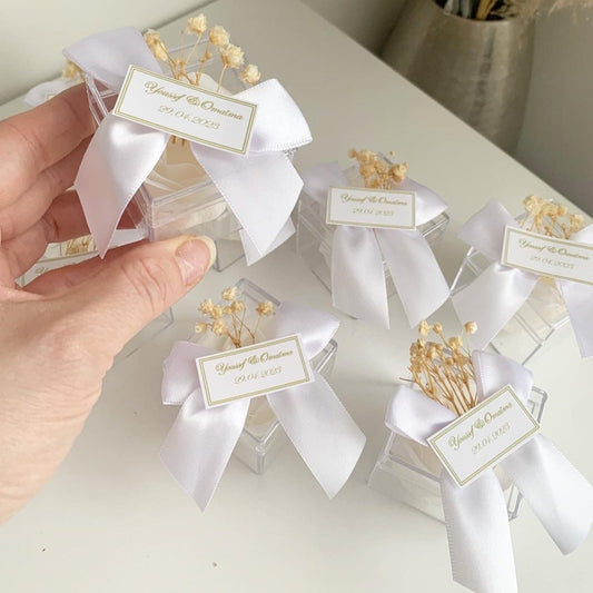 Rose de Savon Antoinette dans une boîte en plexiglas avec nœud satin et étiquettes personnalisées