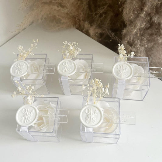 Rose de Savon Pure dans une boîte en plexiglas avec fleurs séchées et étiquette transparente