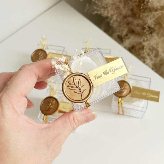 Rose de Savon Royale dans une boîte en plexiglas avec ruban doré et plaque en plexiglas doré