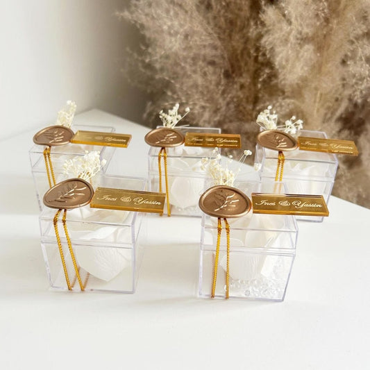 Rose de Savon Royale dans une boîte en plexiglas avec ruban doré et plaque en plexiglas doré