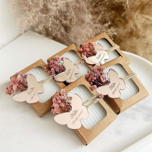 Savon Butterfly avec fleurs séchées framboise, boîte carton kraft et gravure plexiglass papillon