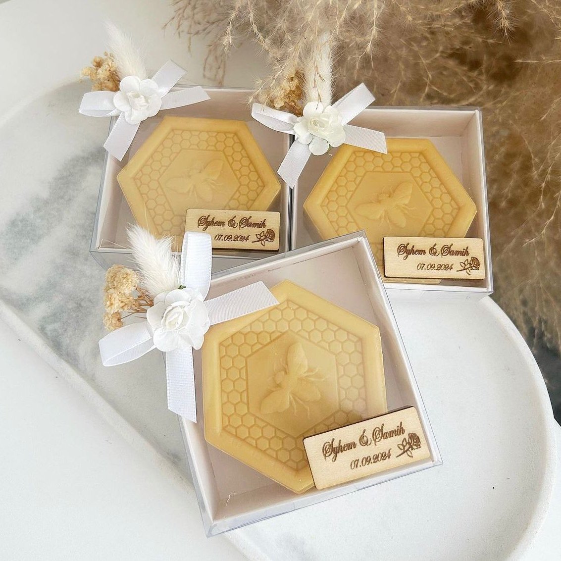 Savon Honey au miel avec fleurs séchées, gravure bois et boîte carton blanc