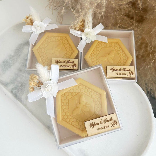 Savon Honey au miel avec fleurs séchées, gravure bois et boîte carton blanc
