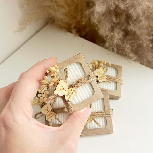 Savon Savana avec fleurs séchées, nœud en jute et gravure bois ourson pour baptême