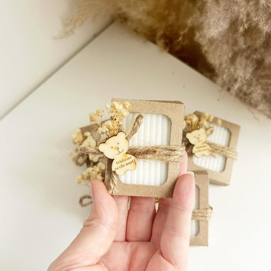 Savon Savana avec fleurs séchées, nœud en jute et gravure bois ourson pour baptême