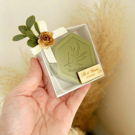 Savon d'olive personnalisé décoré avec ruban et fleur dorée pour cadeau d'invité