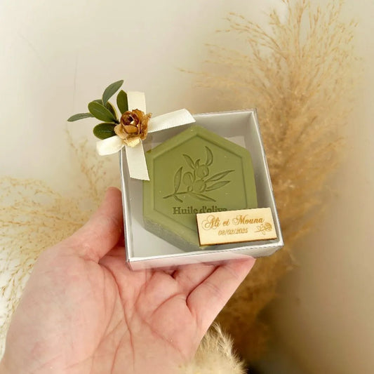 Savon d'olive personnalisé décoré avec ruban et fleur dorée pour cadeau d'invité