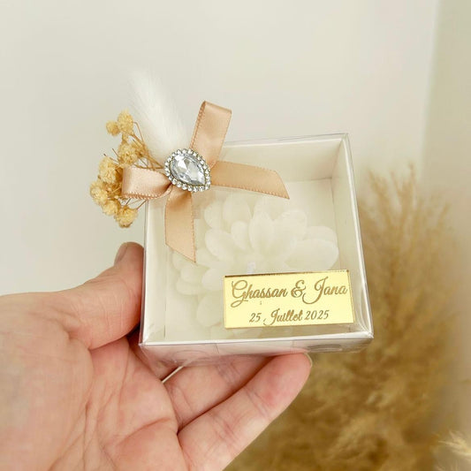 Bougie cadeau invité Diamant en coffret blanc, avec ruban beige, fleurs séchées et personnalisation sur plaque dorée.