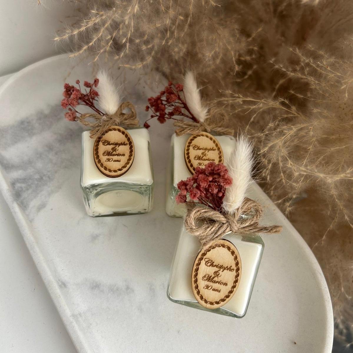 MON CADEAU INVITE - bougie Daphné personnalisée avec étiquette en bois corde naturelle et fleurs séchées cadeau invité mariage élégant et rustique