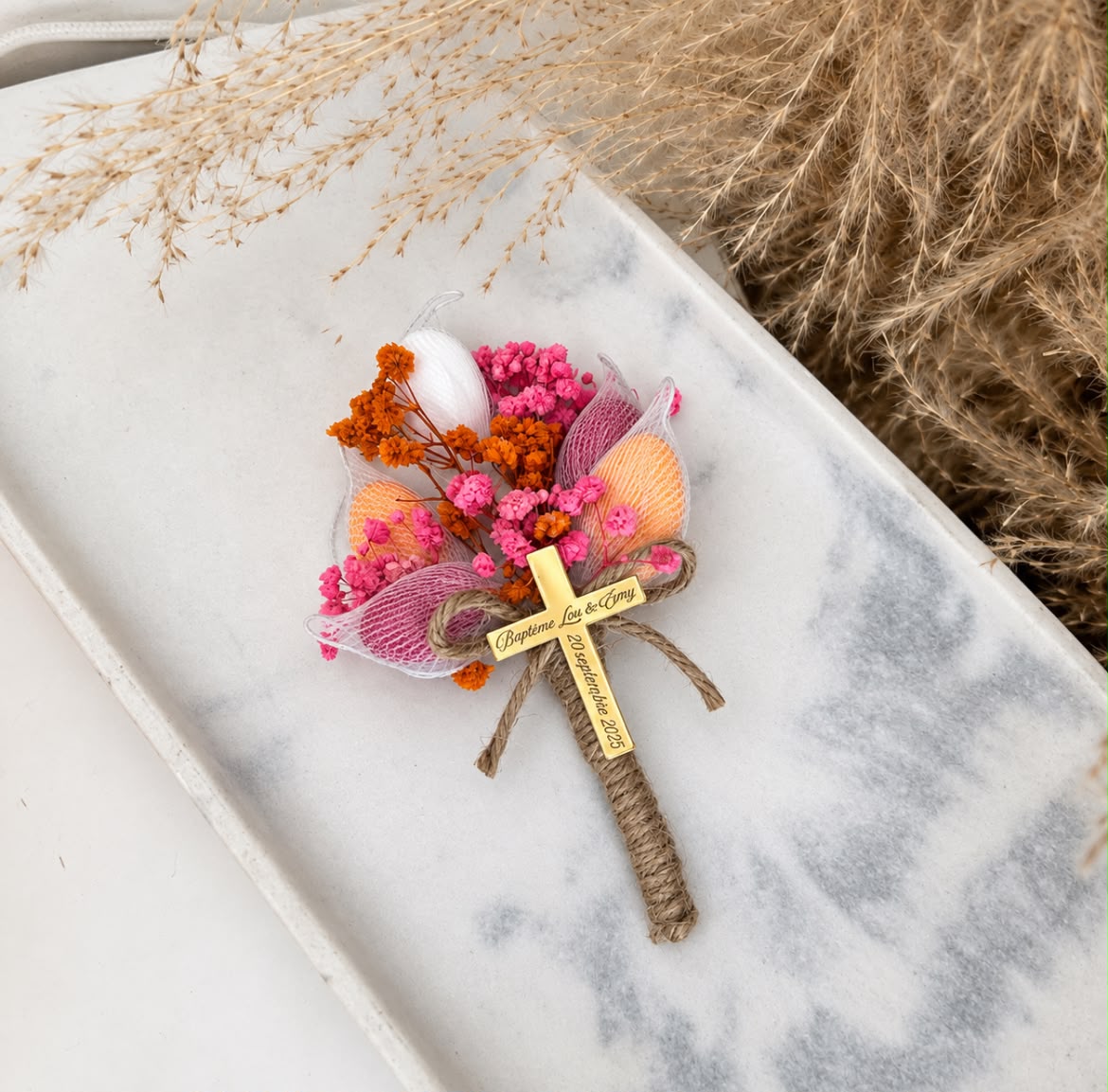 Décoration de table baptême avec Bouquet Croix Fiorella et fleurs séchées