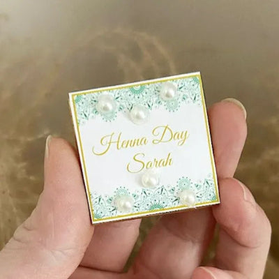 Box Chocolat Henna Day - Coffret doré avec chocolats personnalisés, tubes décoratifs et détails élégants, parfait pour célébrations Henna Day