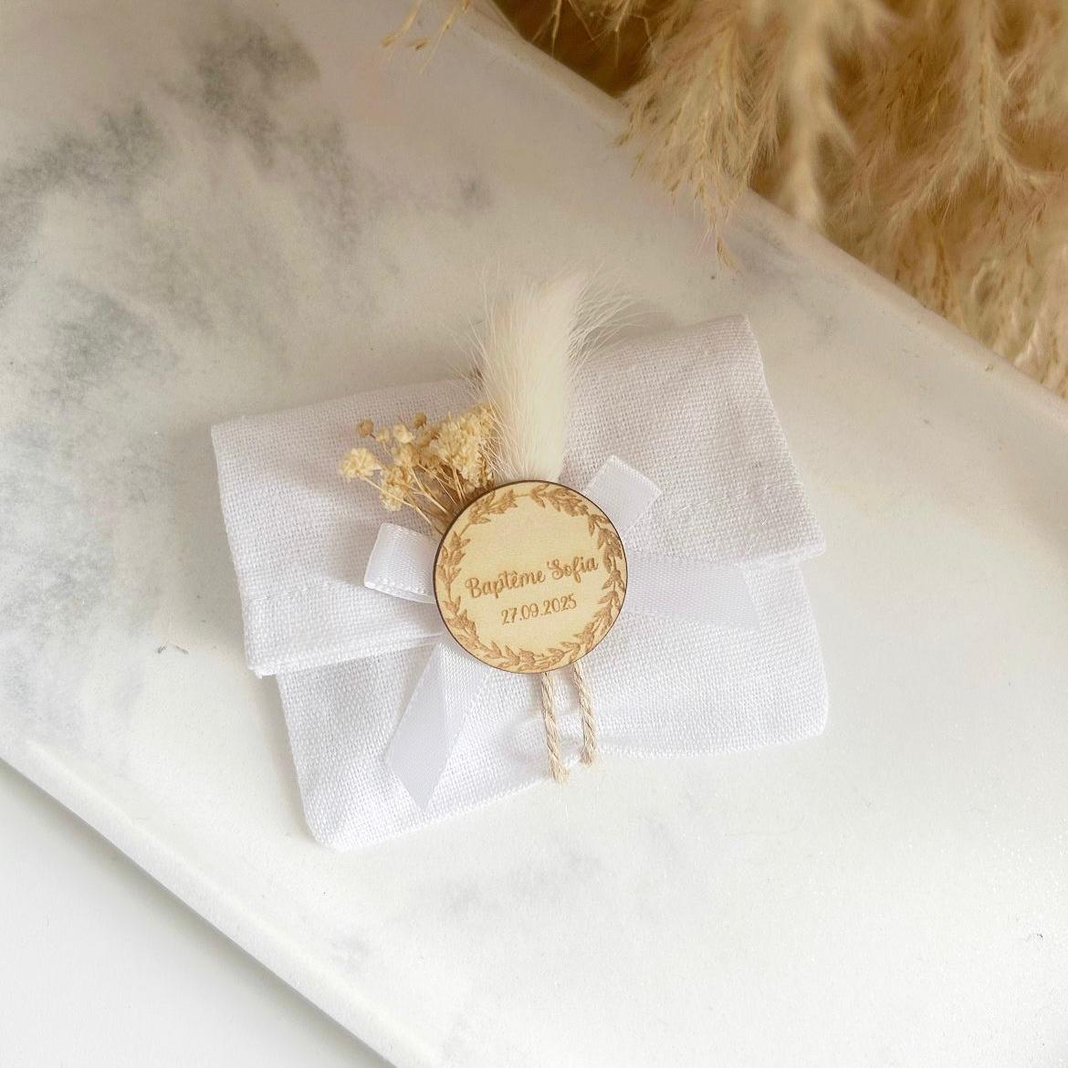 MON CADEAU INVITE - savon secret personnalisé enveloppé dans tissu blanc avec étiquette en bois fleurs séchées et ruban cadeau invité baptême élégant