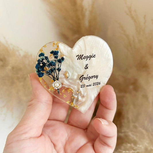 Détail du Magnet Love Bleuet avec personnalisation prénoms et date, fleurs bleues et finition dorée