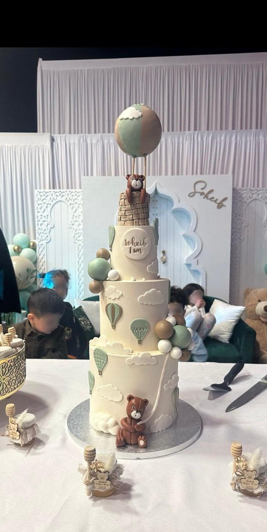 Gâteau anniversaire 1 an Soheib thème ourson et montgolfière, décoration beige et vert sauge