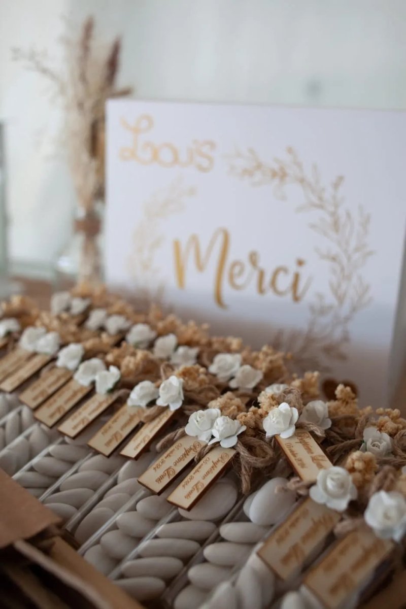 Dragée Colombe personnalisée avec décoration florale blanche, cadeau invité élégant pour baptême