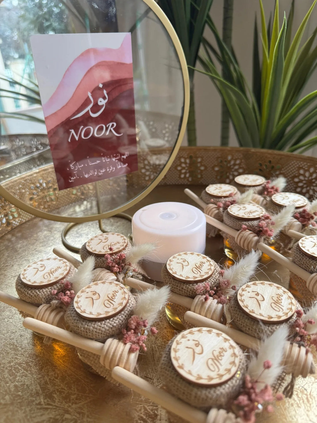 Retour client de Sarah : Des pots de miel framboise personnalisés pour la naissance de Noor
