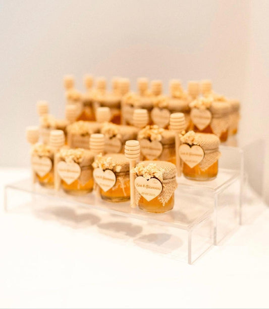 Présentation de 20 pots de miel personnalisés modèle Love, médaillon cœur gravé Lea & Giovanni 02.08.2025, décoration jute et fleurs séchées.