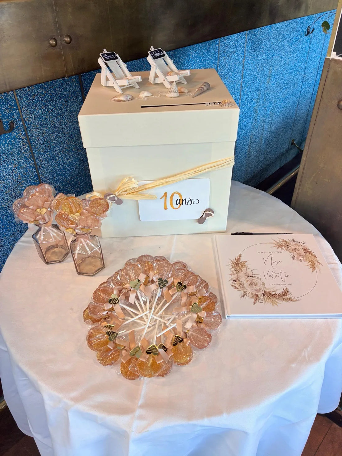 Table décorée pour les 10 ans de mariage de Marie et Valentin, avec urne, livre d’or et cadeaux invités personnalisés