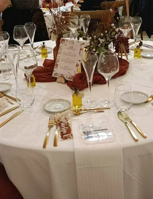 Découvrez le mariage élégant de Tatiana & Yannick. Cadeaux invités : huile d’olive Olivia personnalisées et marque-places fleuris terracotta.