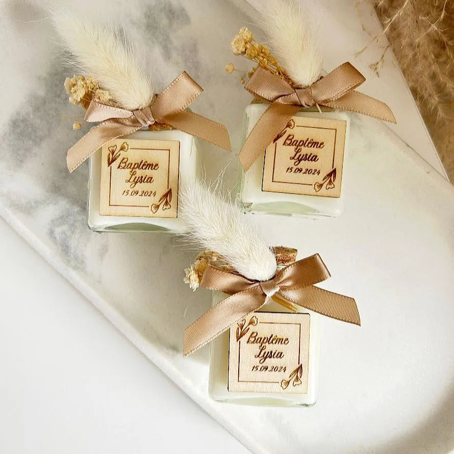 Bougie Florea personnalisée avec gravure sur bois et décorations de fleurs séchées