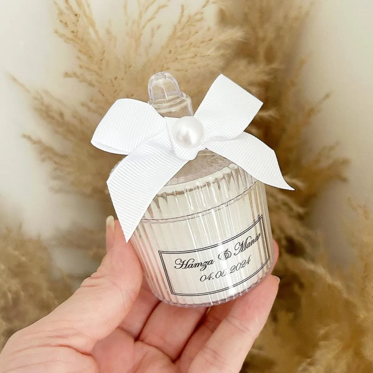 Bougie Cottage personnalisée avec nœud en satin et perle, cadeau invité mariage