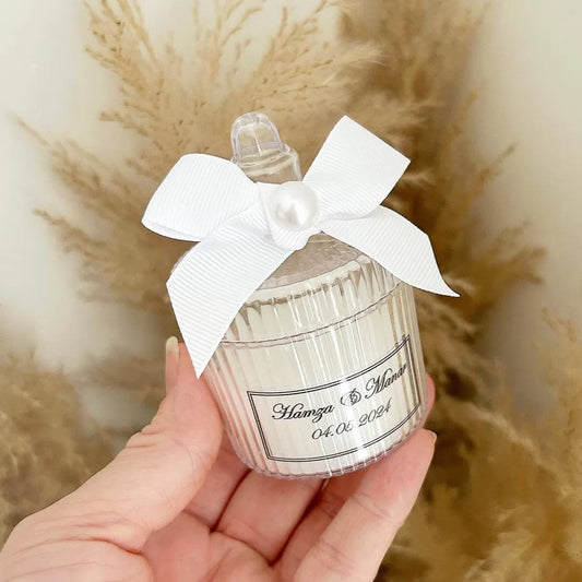 Bougie Cottage personnalisée avec nœud en satin et perle, cadeau invité mariage