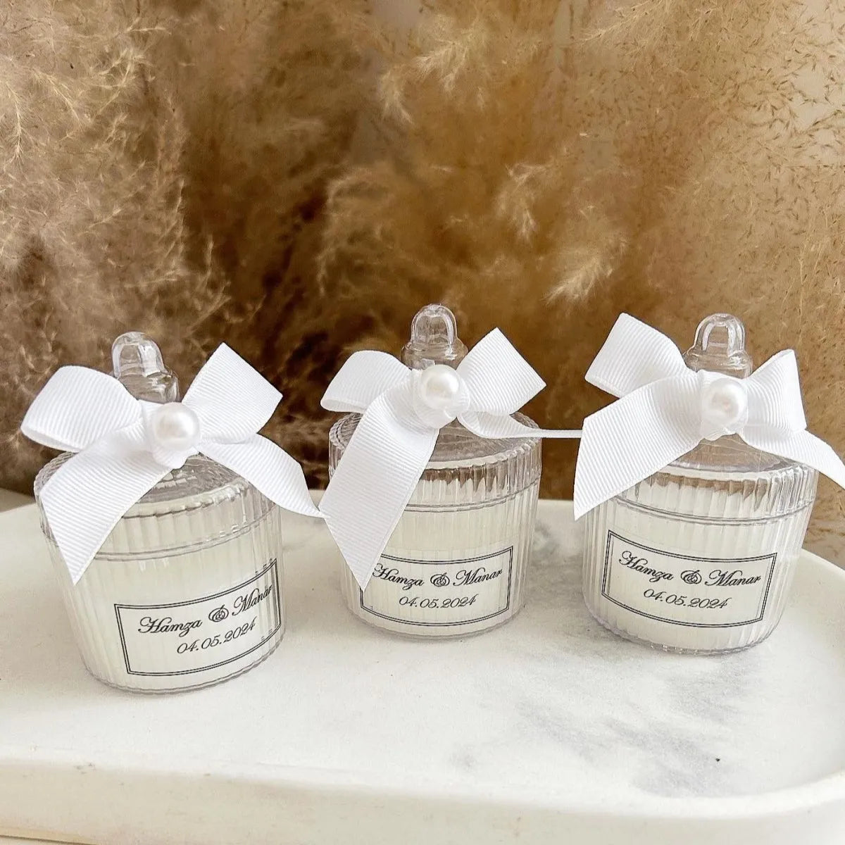 Bougie Cottage personnalisée avec nœud en satin et perle, cadeau invité mariage