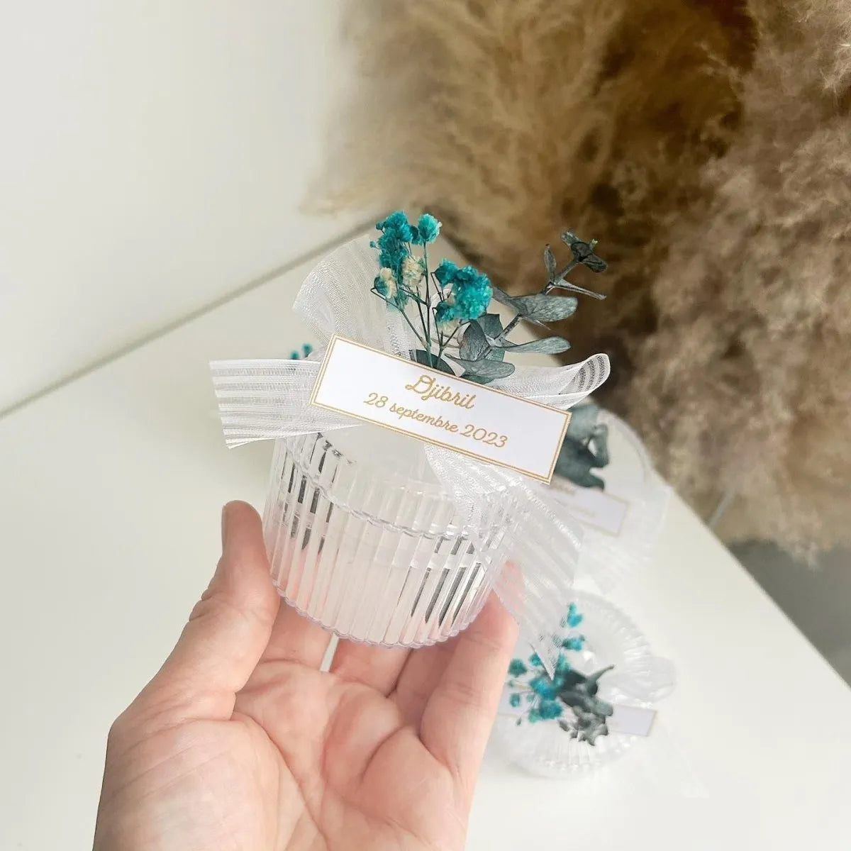 Bougie Turquoise personnalisée avec nœud en organza et fleur séchée, cadeau invité mariage ou baptême