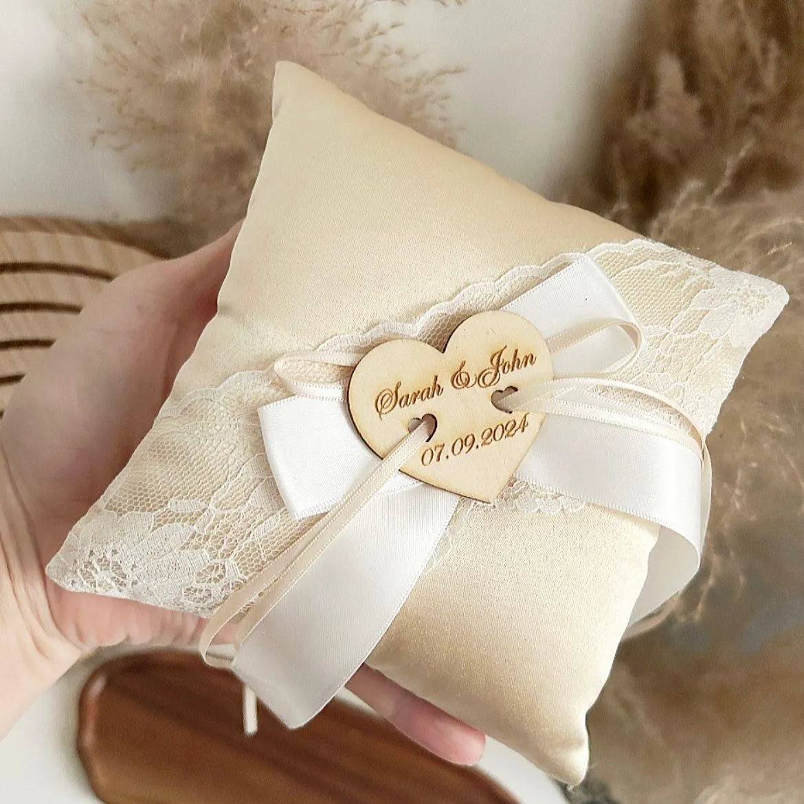 Coussin porte-alliance personnalisé en satin et dentelle avec cœur gravé pour mariage élégant