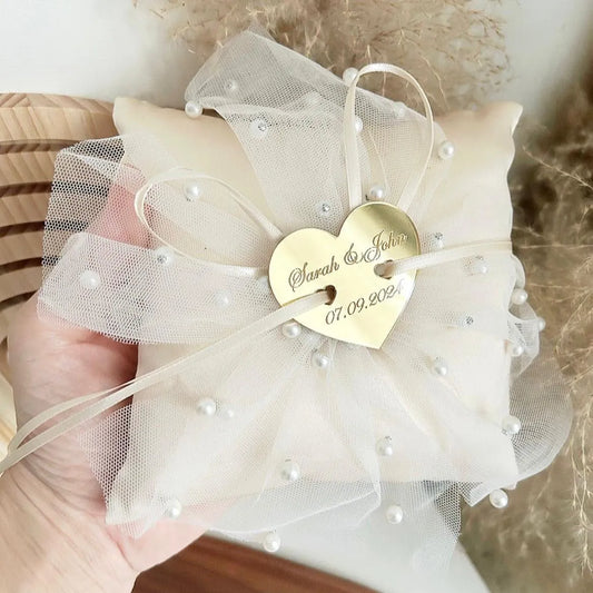 Coussin porte-alliance royal en satin avec perles et cœur doré gravé, parfait pour un mariage élégant