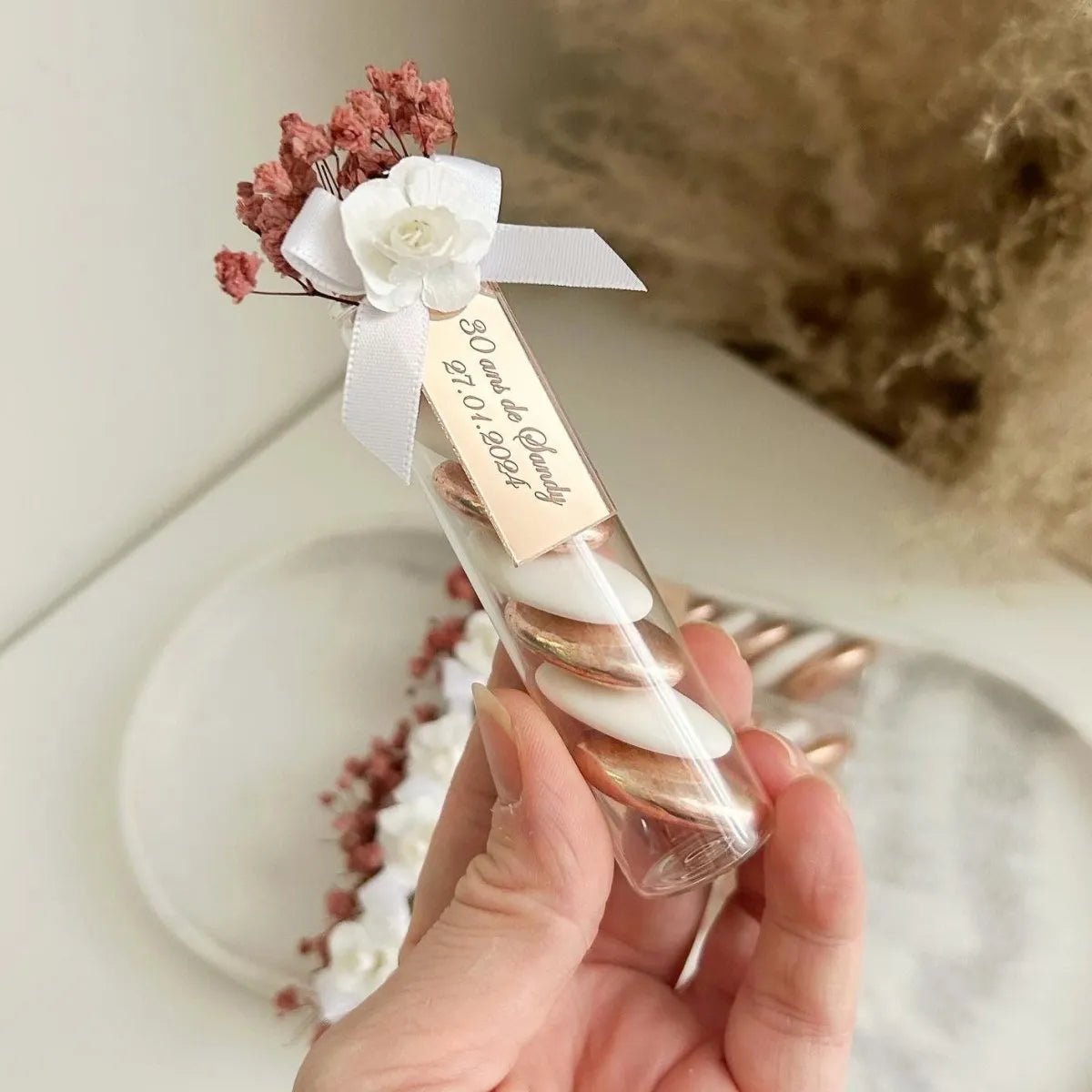 Tube de dragées Rose Gold avec fleurs séchées, nœud en satin et gravure personnalisée pour mariage