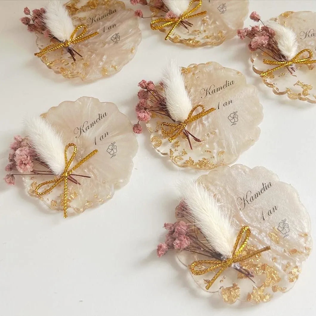 Magnet Kamelia Framboise avec nœud doré et fleurs séchées, cadeau personnalisé mariage