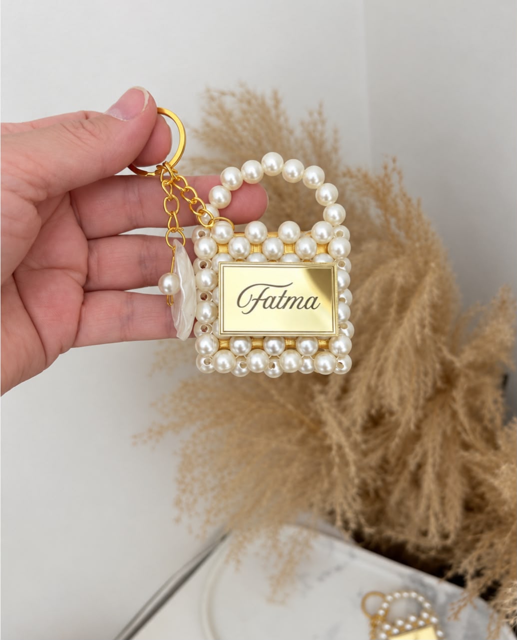 Vue d'ensemble des sacs Nacre Bella personnalisés avec prénoms disposés sur table de mariage
