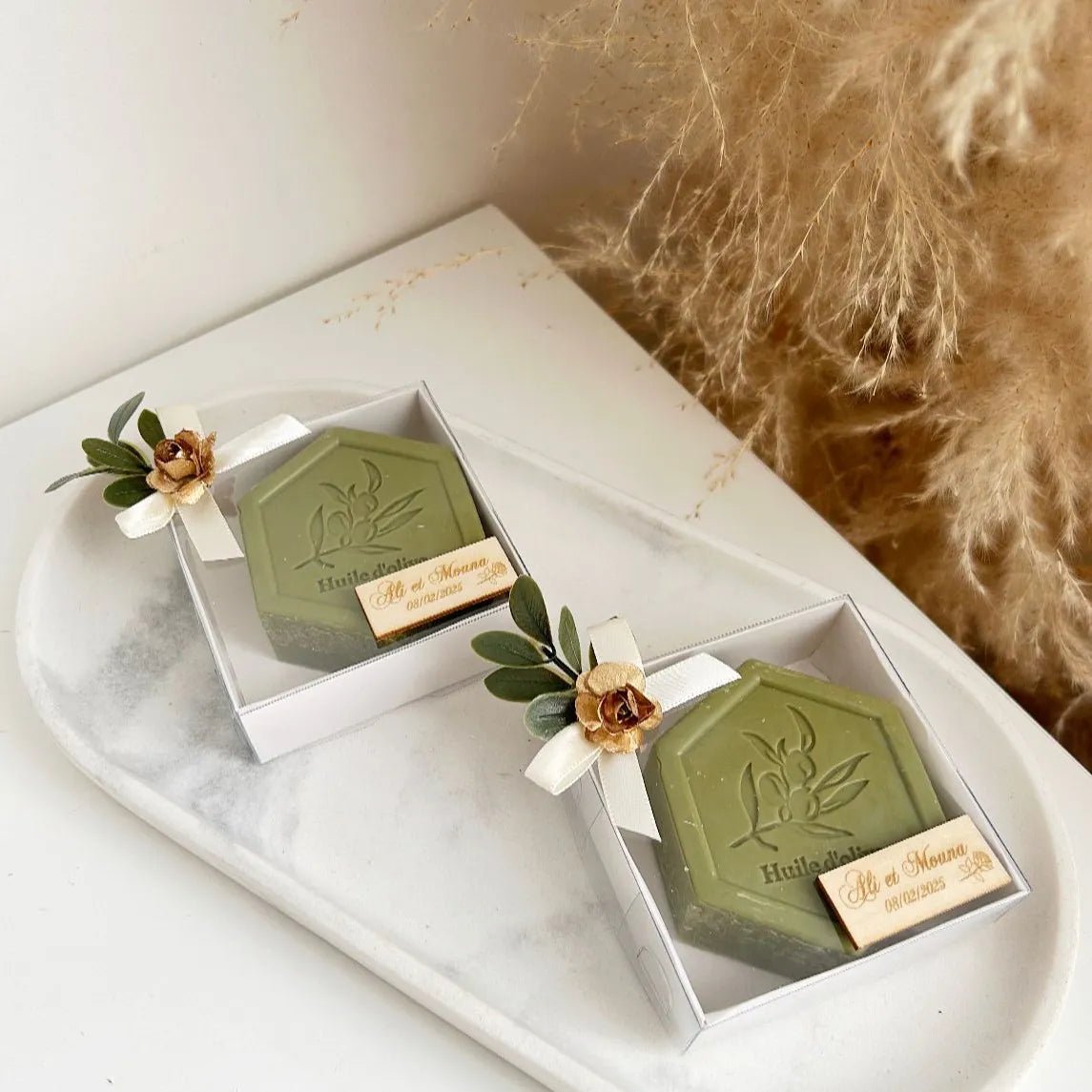 Savon d'olive personnalisé décoré avec ruban et fleur dorée pour cadeau d'invité
