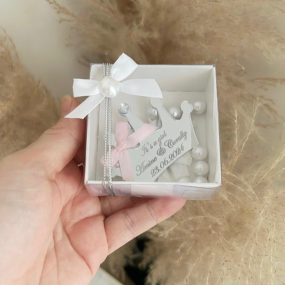 Cadeau invité naissance : boîte transparente décorée de perles blanches, nœud satin blanc et rose, couronne gravée en plexiglas