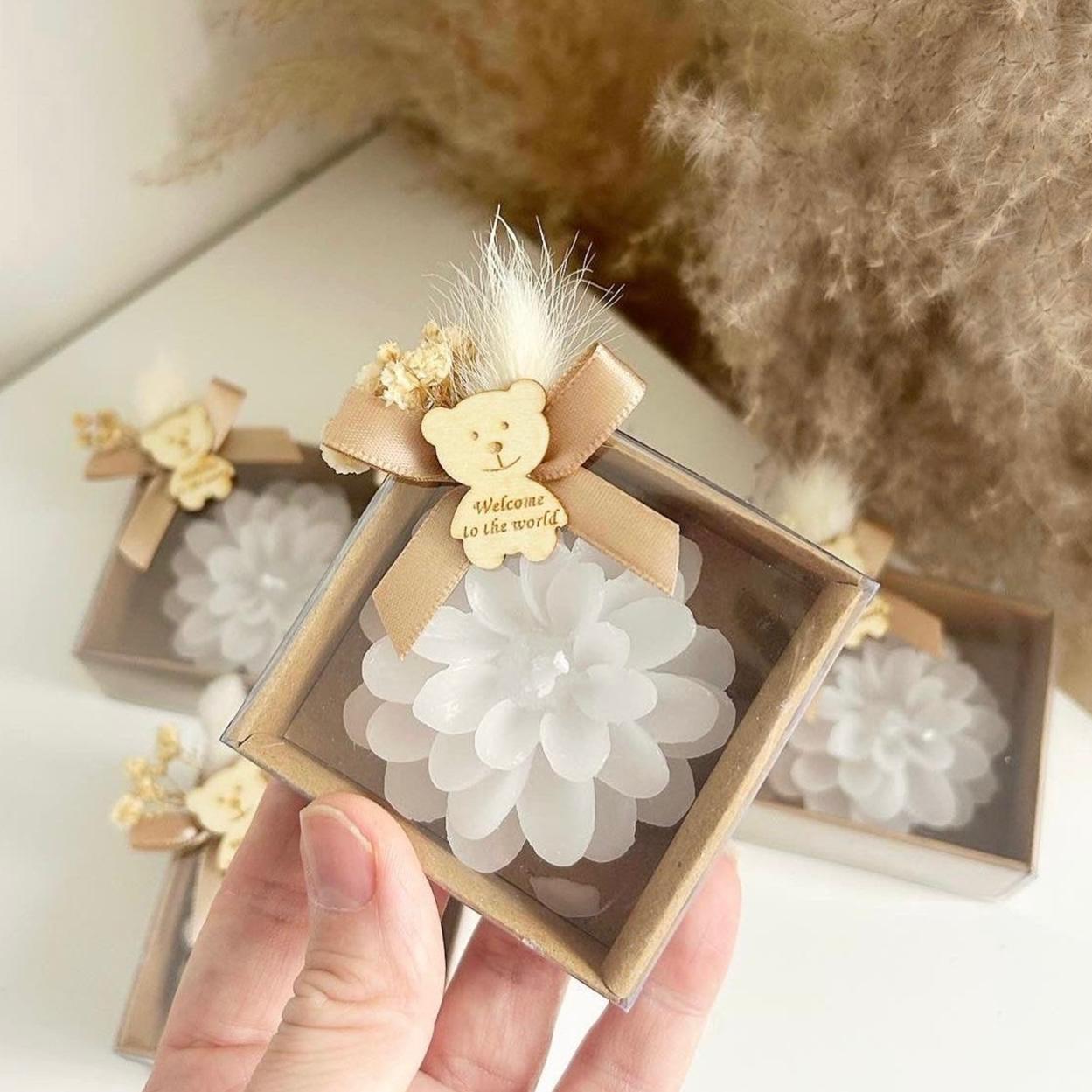 MON CADEAU INVITE - bougie ourson personnalisée en boîte transparente avec ruban beige fleurs séchées et ourson en bois cadeau invité baptême élégant