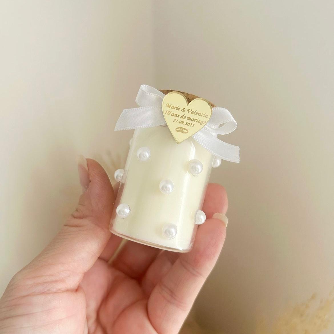 MON CADEAU INVITE - bougie perline personnalisée avec perles décoratives cœur doré et ruban blanc cadeau invité mariage élégant et raffiné