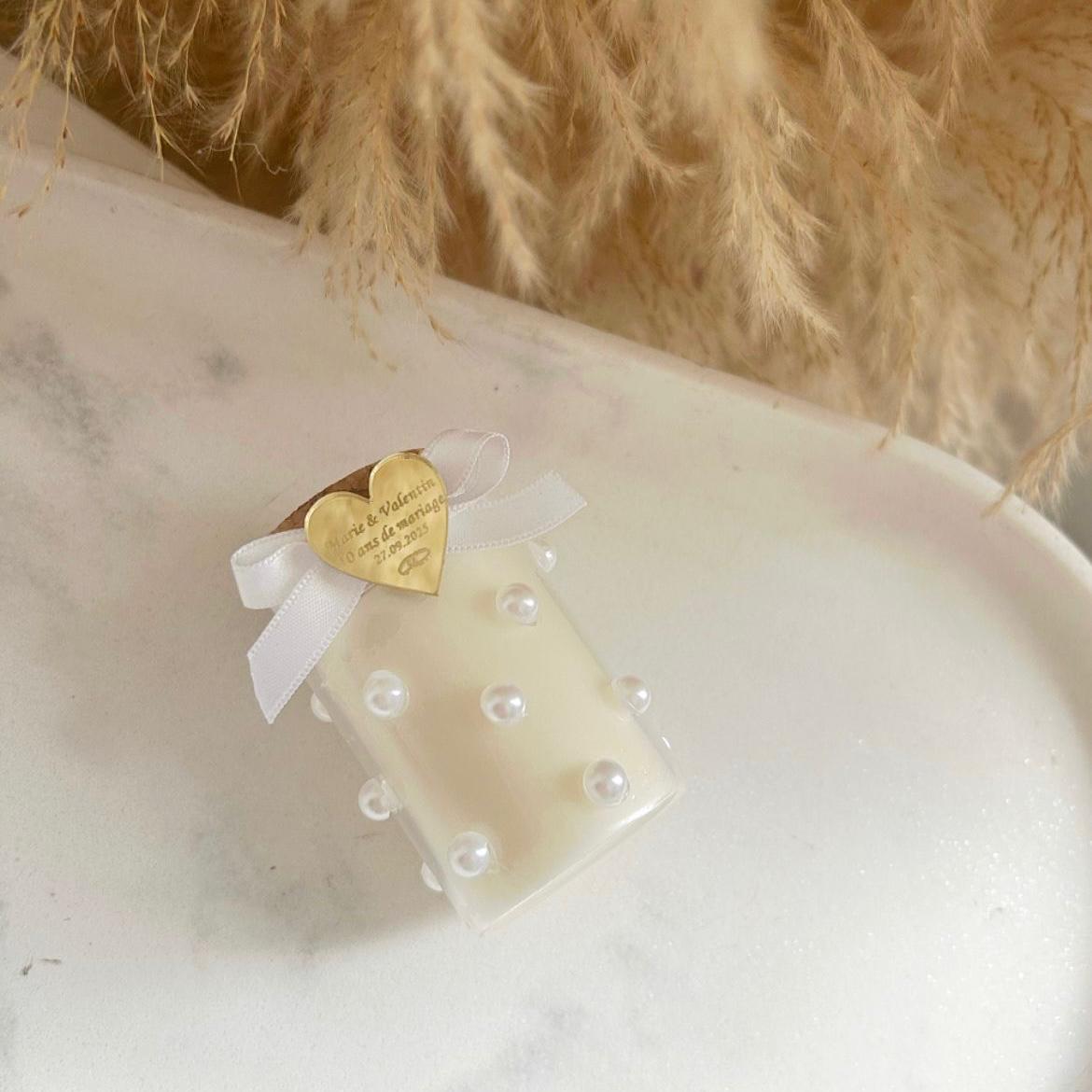 MON CADEAU INVITE - bougie perline personnalisée avec perles décoratives cœur doré et ruban blanc cadeau invité mariage élégant et raffiné