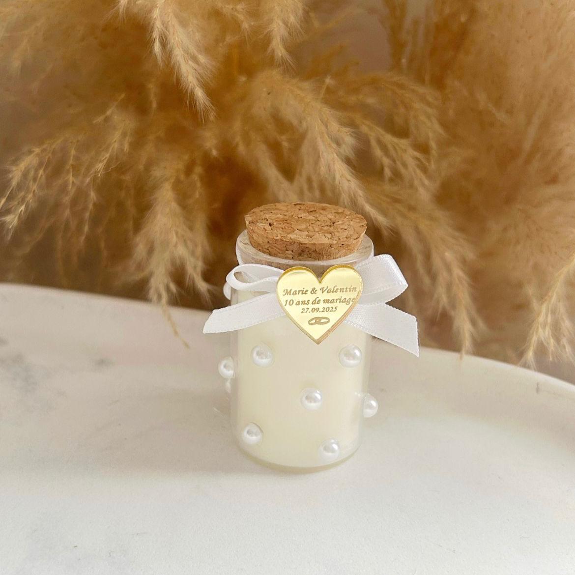 MON CADEAU INVITE - bougie perline personnalisée avec perles décoratives cœur doré et ruban blanc cadeau invité mariage élégant et raffiné