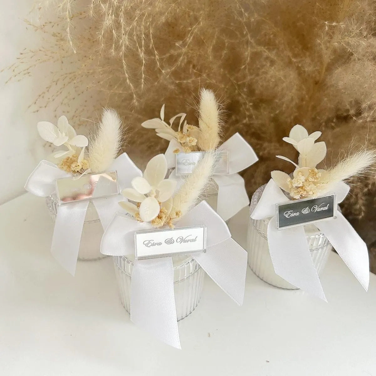 Bougie Dahlia personnalisée avec nœud en organza et gravure, cadeau invité mariage