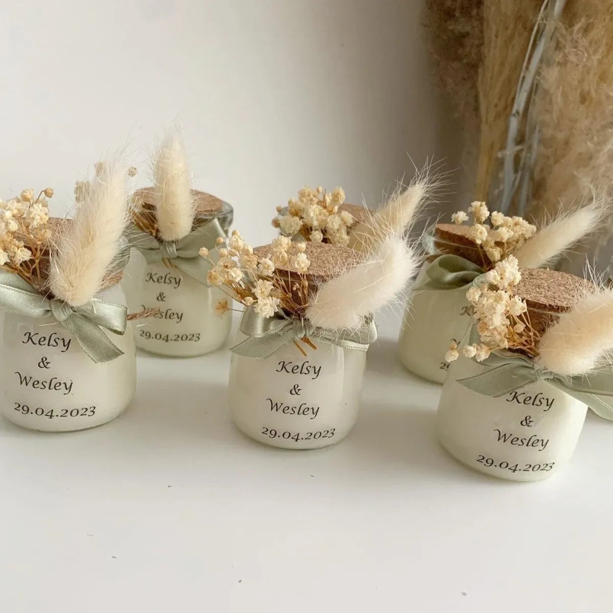 Bougie Laurier personnalisée avec bouchon en bois, fleurs séchées et nœud en satin, cadeau invité mariage