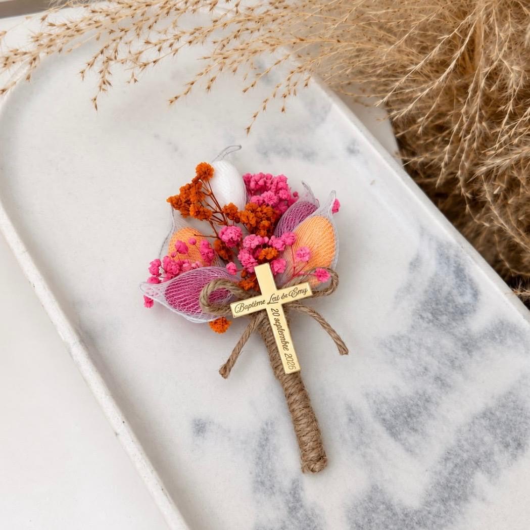 Bouquet Croix Fiorella tenu en main, cadeau invité baptême fleurs séchées